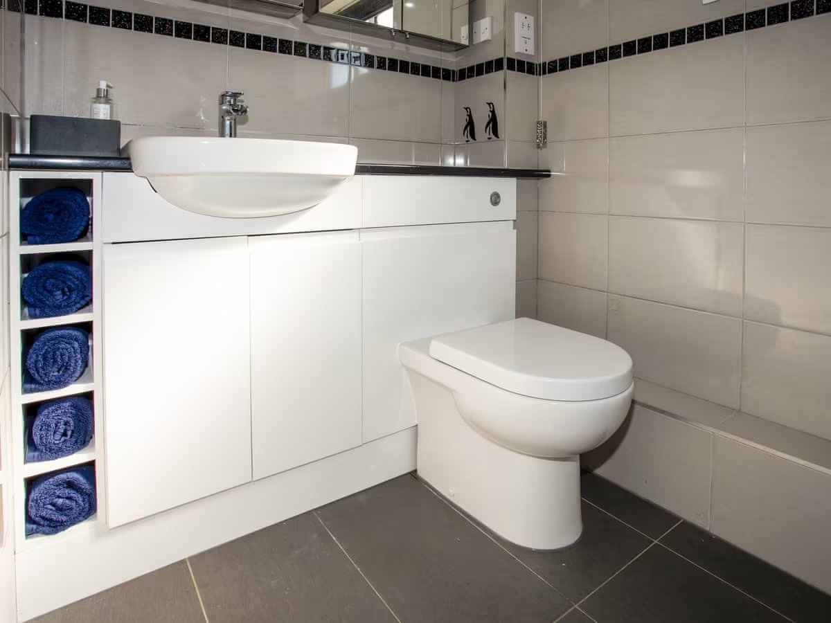 Downstairs en-suite ’P’ bath and shower | Dreamcatcher, Hayling Island